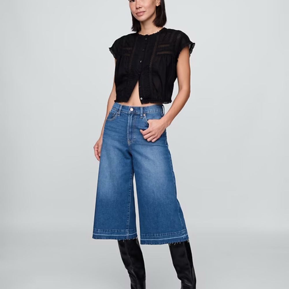 Wide-Leg Crop Denim Jeans in Medium Blue